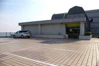Medium_02　一般駐車場　建物入口付近　タイル張り